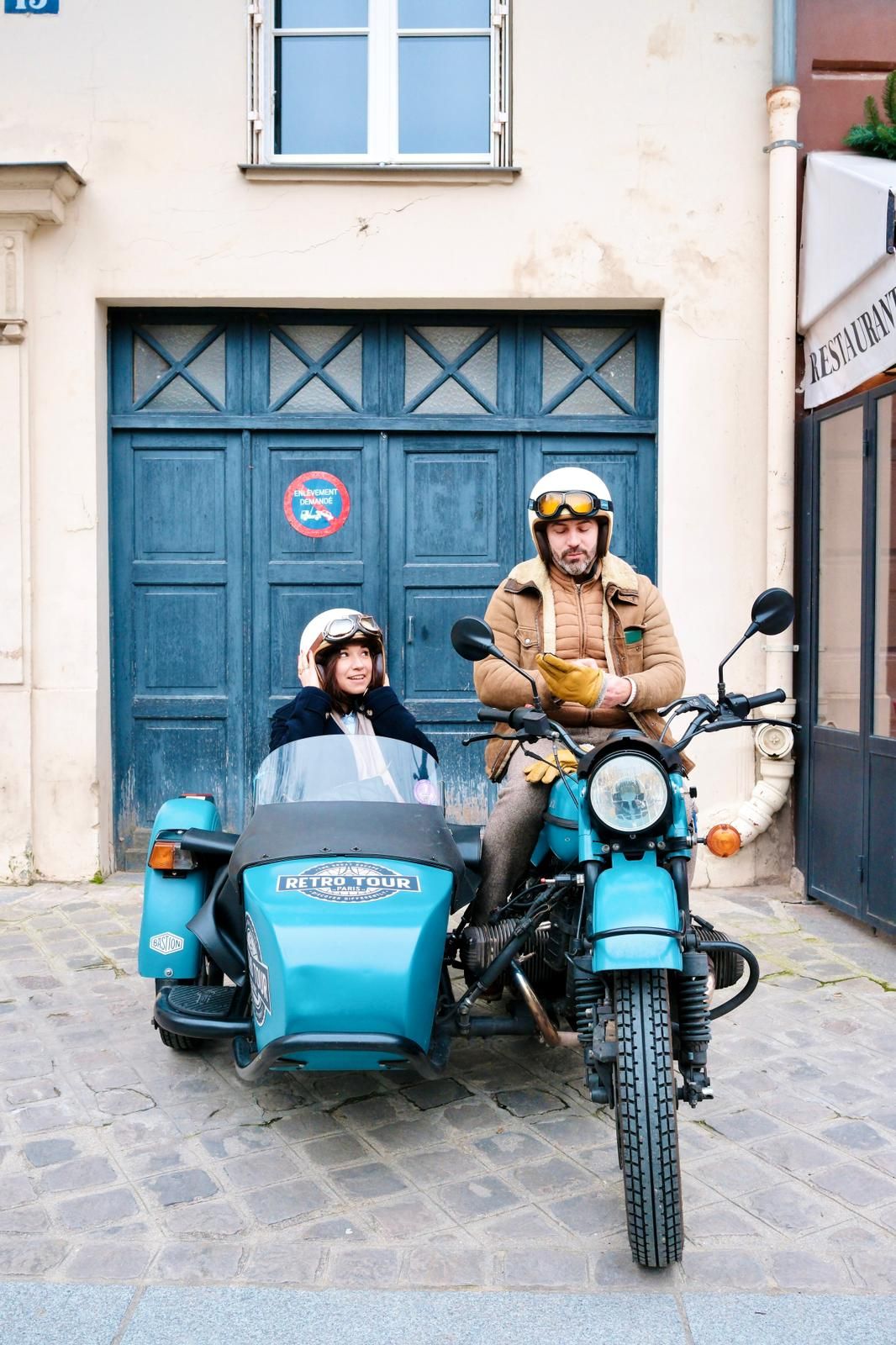 Julien Gast, dirigeant de Retro Tour & Side By Side, en side-car dans une rue pavée parisienne