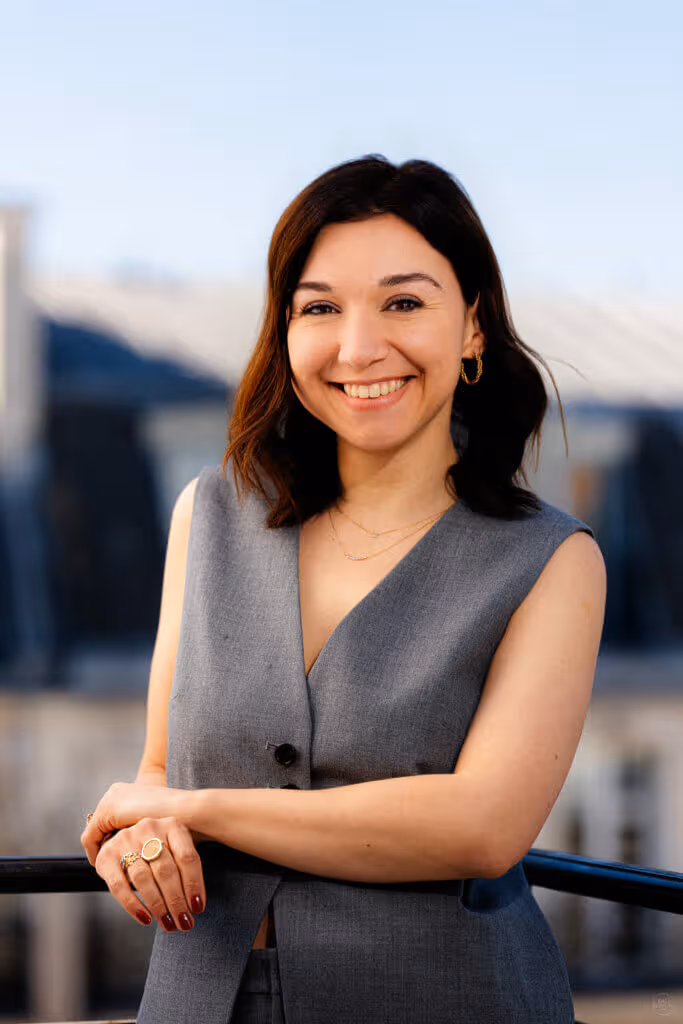 Portrait de Chloé Rezlan, avocate co-fondatrice d'Adeona Avocats, accompagnée par Haute Voix