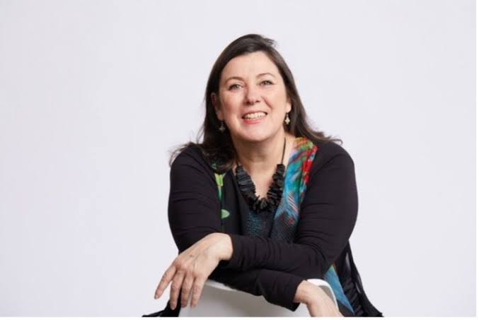 Portrait souriant de Cathy Bou, dirigeante d'Agapé RSE, accompagnée par Haute Voix